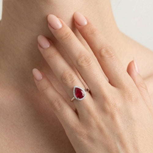 Ring aus Sterlingsilber mit tropfenförmigem Rubin und runden Zirkonia