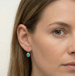 Ovale Halo-Ohrringe aus Gold mit blauem Opal