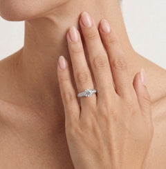 Bague de luxe en or blanc avec diamants