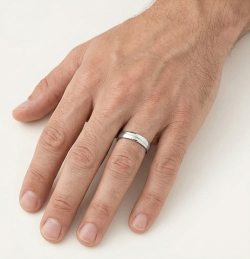 Bague en or blanc avec finition scintillante