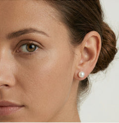 Pearl earrings in yellow gold with screwback for baby
