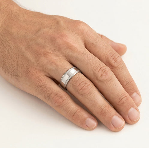 Anillo de boda de oro blanco pulido con múltiples líneas