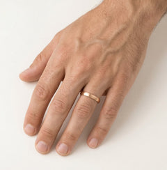 Bague de mariage en or rose à finition mate avec pierre taillée ronde