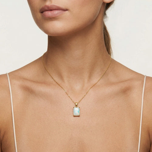 Zlatý obdélníkový přívěsek bílý opál