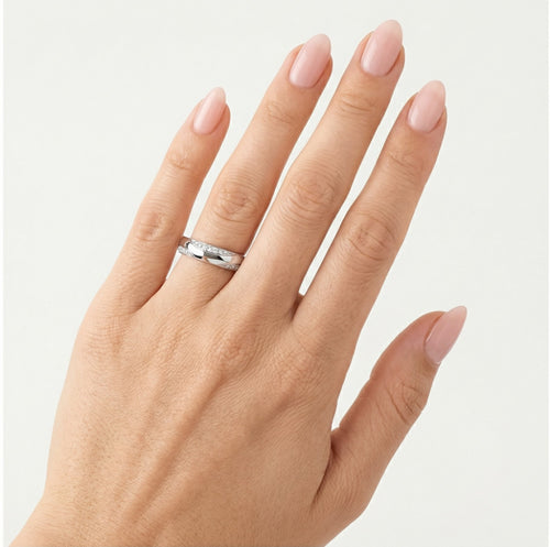 Široký stylový snubní prsten z bílého zlata