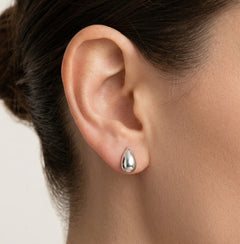 Elegantní stříbrné náušnice ve tvaru slzy