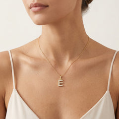 Gold-Anhänger mit dem Buchstaben "E" und Zirkonias