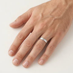 Anillo de boda sencillo y elegante de oro blanco