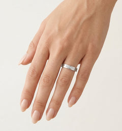 Snubní prsten z bílého zlata s linií