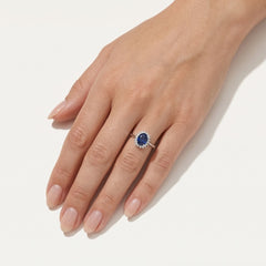 Bague en or blanc diamantée avec saphir