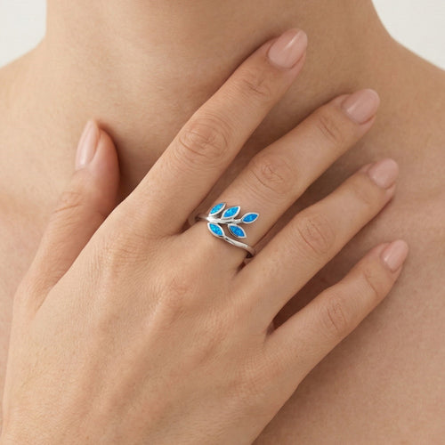 Bague à opale bleue ramifiée