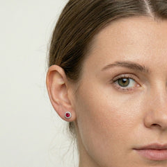 Silberne Ohrstecker mit synthetischem Rubin