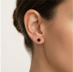 Clous d’oreilles en or jaune avec grenat rond