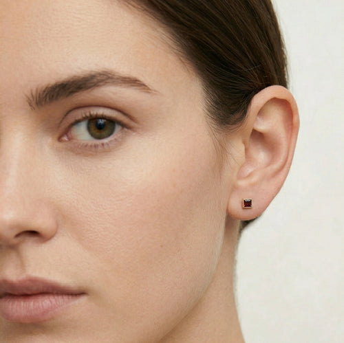 Puces d’oreilles simples en or jaune avec grenat solitaire