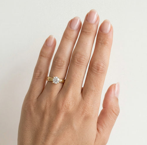 Gelbgoldener klassischer Cubic-Zirkonia-Ring.