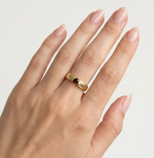 Schicker Goldring mit spannungsgefasstem Granat