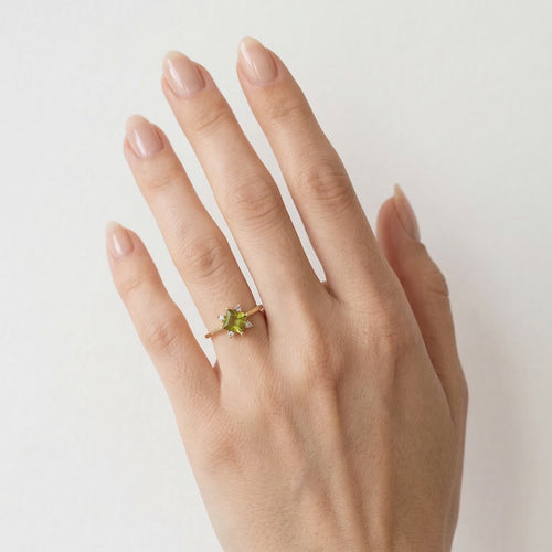 Anillo de mujer con piedra preciosa de corte princesa