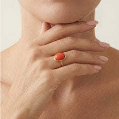 Elegantní prsten ze žlutého zlata s korálem