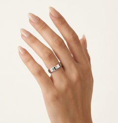 Alliance solitaire en or blanc