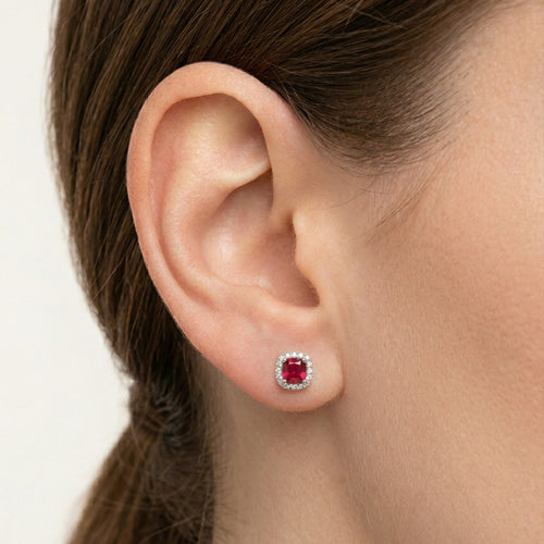 Pendientes de botón de cuarzo rojo cuadrado.