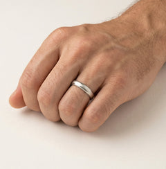 Platinový snubní prsten s matným povrchem