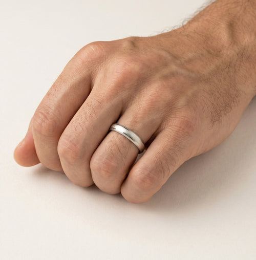 Platinový snubní prsten s matným povrchem