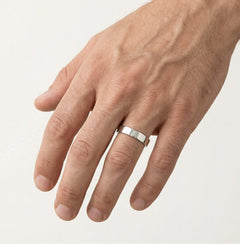 Solitérní platinový snubní prsten s vysoce leštěnou povrchovou úpravou