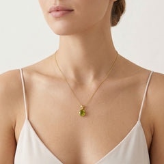 Pendentif Éclat Éthéré en or jaune 14 carats avec moldavite taille coussin