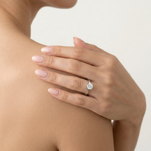 Elegante anillo solitario retorcido para mujer