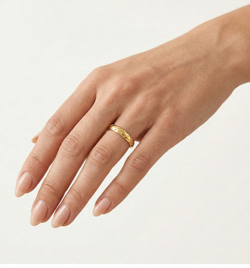 Alliance détaillée en or jaune