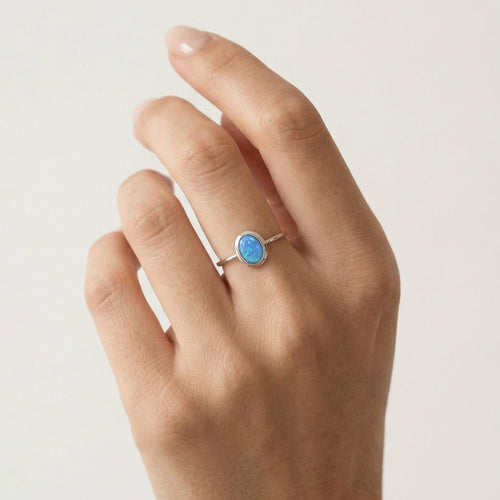 Weißgoldring mit oval geschliffenem blauem Opal