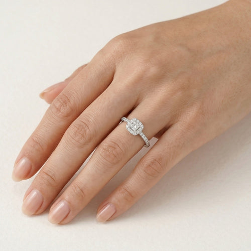 Bague intemporelle pour femme avec diamants ronds et carrés