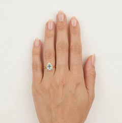 Prsten s modrým topazem broušeným do hrušky