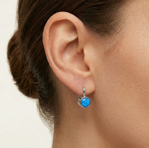 Runde Ohrringe mit blauem Opal