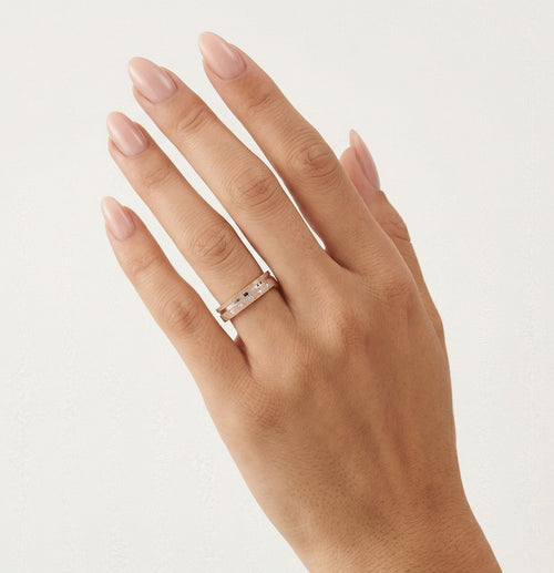 Alliance en or rose 14 kt avec ligne de rhodium