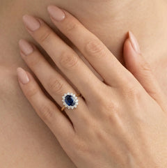 Královský prsten ze žlutého zlata se safírem