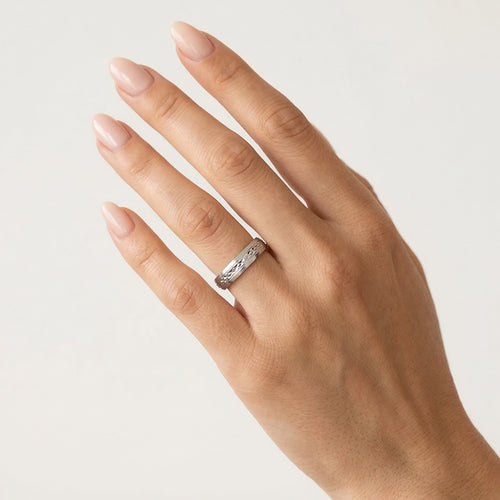 Einzigartiger Ehering aus Weißgold mit Gravurtechnik