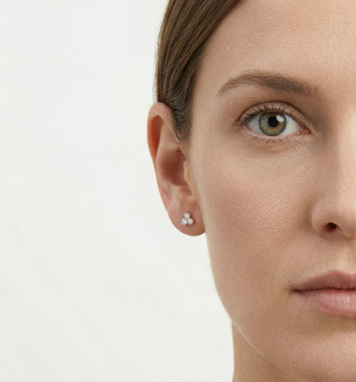 Zářivé náušnice ze žlutého zlata s čirými zirkony