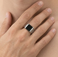 Pánský prsten s onyxem v princess brusu a řeckým vzorem po stranách