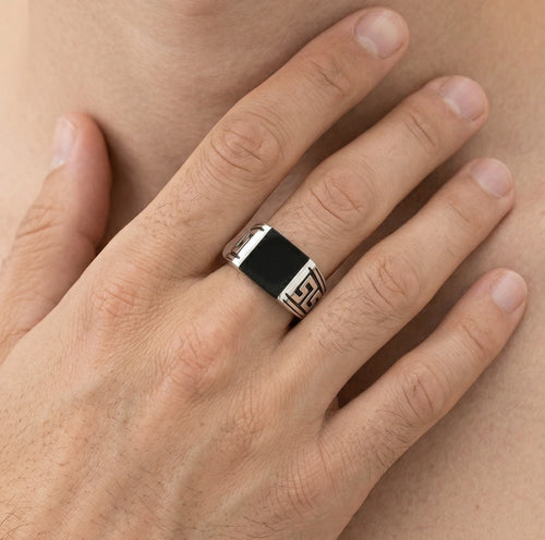Pánský prsten s onyxem v princess brusu a řeckým vzorem po stranách