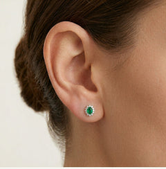 Boucles d’oreilles en or blanc avec diamants et émeraudes