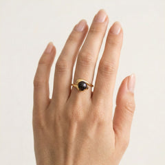 Anillo único con perla negra
