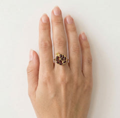 Zlatý prsten s granatem ve tvaru granátového jablka