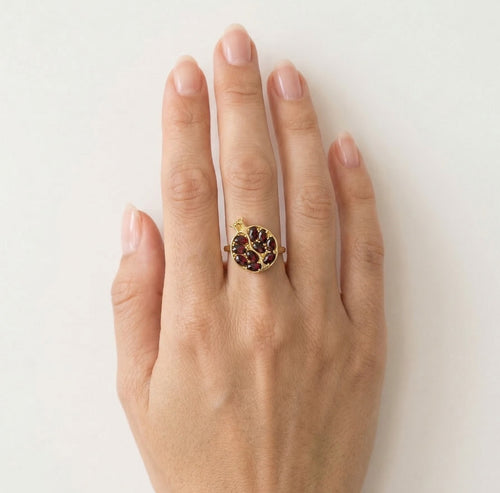 Zlatý prsten s granatem ve tvaru granátového jablka