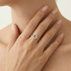 Třpytivý prsten s diamantovým kruhem