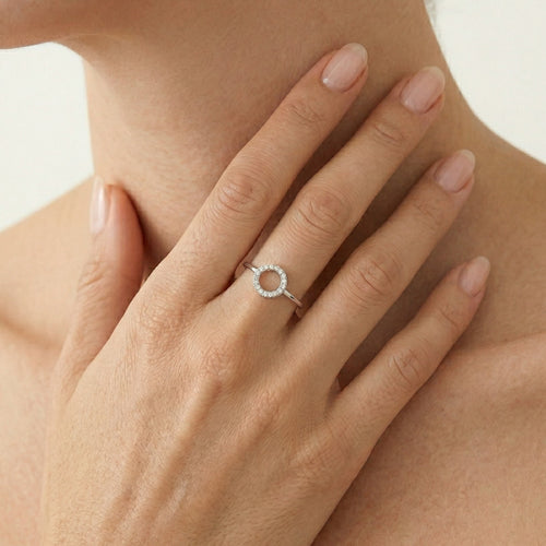 Třpytivý prsten s diamantovým kruhem