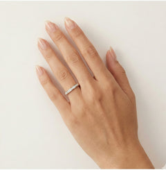 Bague romantique en or rose avec une ligne de diamants