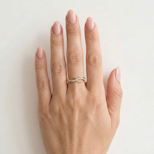 Bague or infini avec rangée surélevée de zirconium cubique