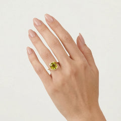 Bague chic en or avec moldavite ronde