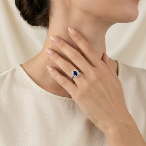 Oválný broušený safír na stříbrném prstenu